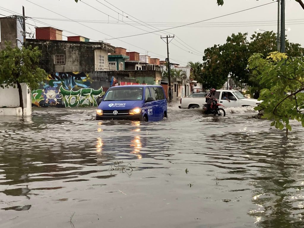 Fuerte Lluvia Y Granizo Sorprenden A Canc N Causando Inundaciones Y