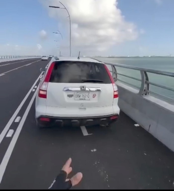 ciclista-confronta-automovilista-detenido-sobre-ciclovia-puente-nichupte-2