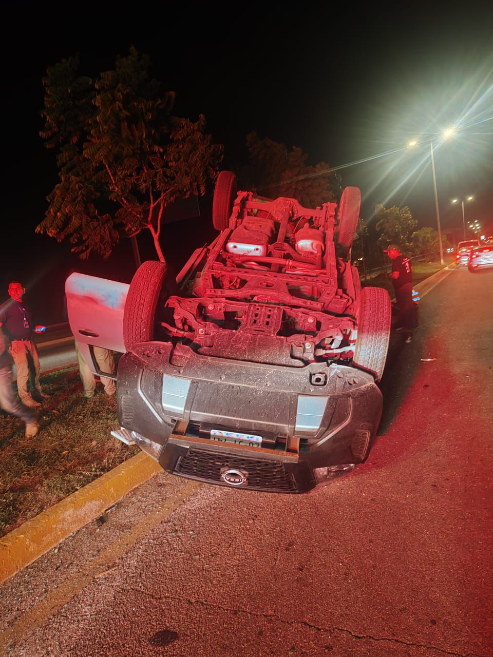 volcadura-en-boulevard-playa-del-carmen-deja-ocho-lesionados-2