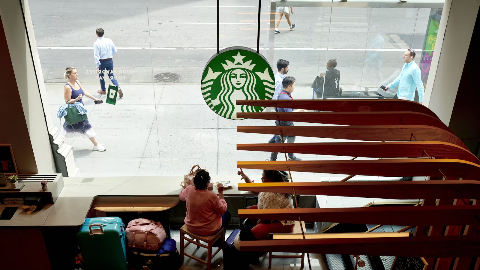 Starbucks introduce nuevas reglas para priorizar a los clientes en sus tiendas