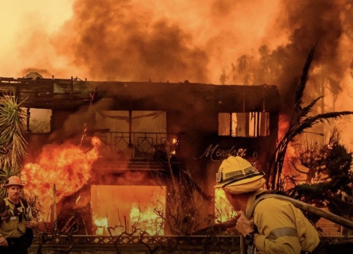 Incendios en Los Ángeles consumen más de 28 mil acres y obligan a evacuar a 153 mil personas