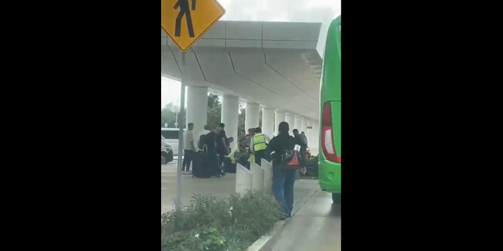 Turistas presencian riña en la T4 del aeropuerto de Cancún: VIDEO