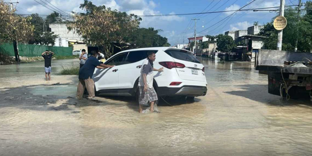 Se abre socavón en avenida Niños Héroes en Cancún; dos autos afectados