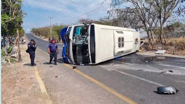 Brutal accidente en Tuxtla Gutiérrez, deja 27 lesionados y tres personas atrapadas
