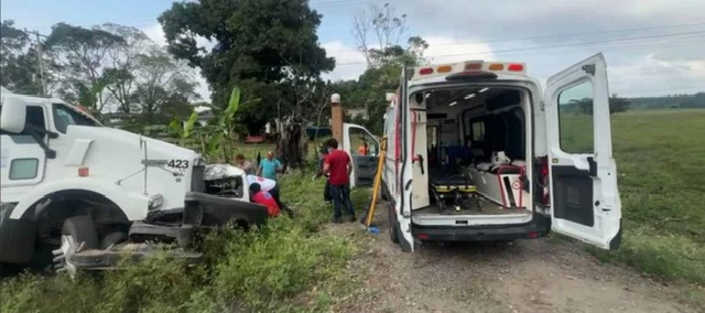 Accidente entre tráiler y camioneta deja un lesionado en la carretera Huimanguillo-Estación Chontalpa