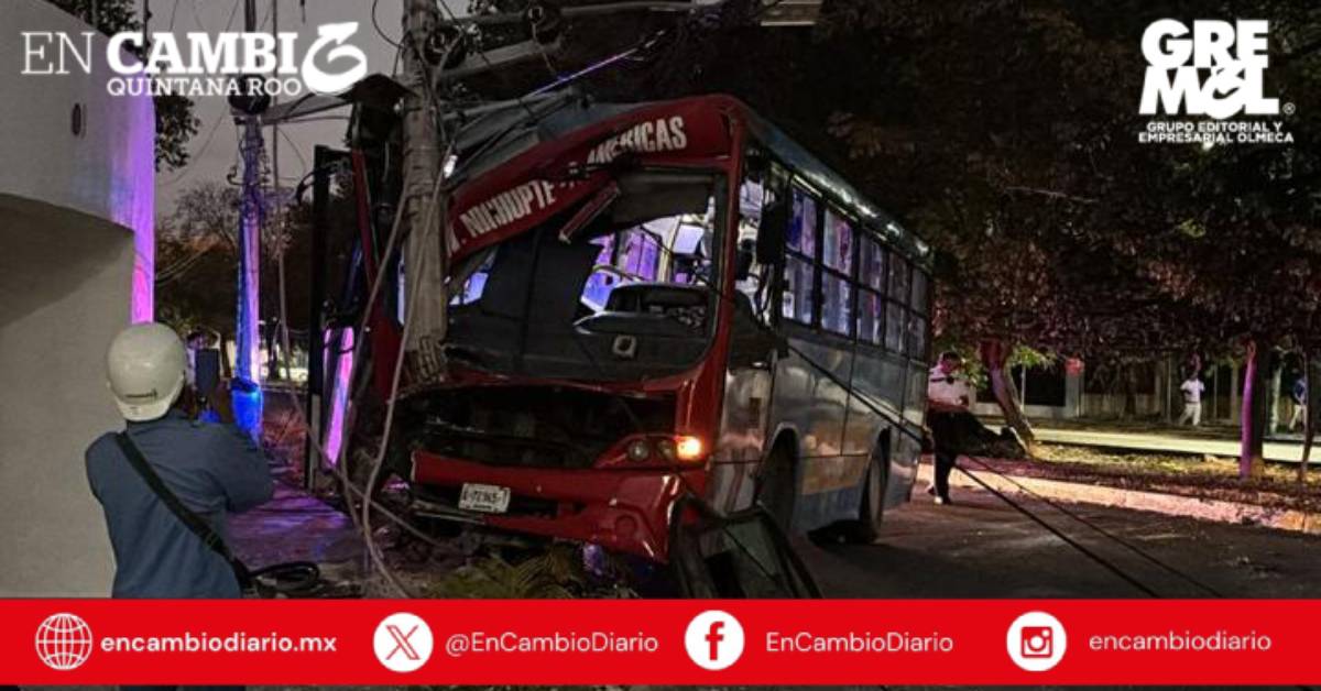 Autobús de transporte público choca contra poste en la Av. Nichupte de Cancún