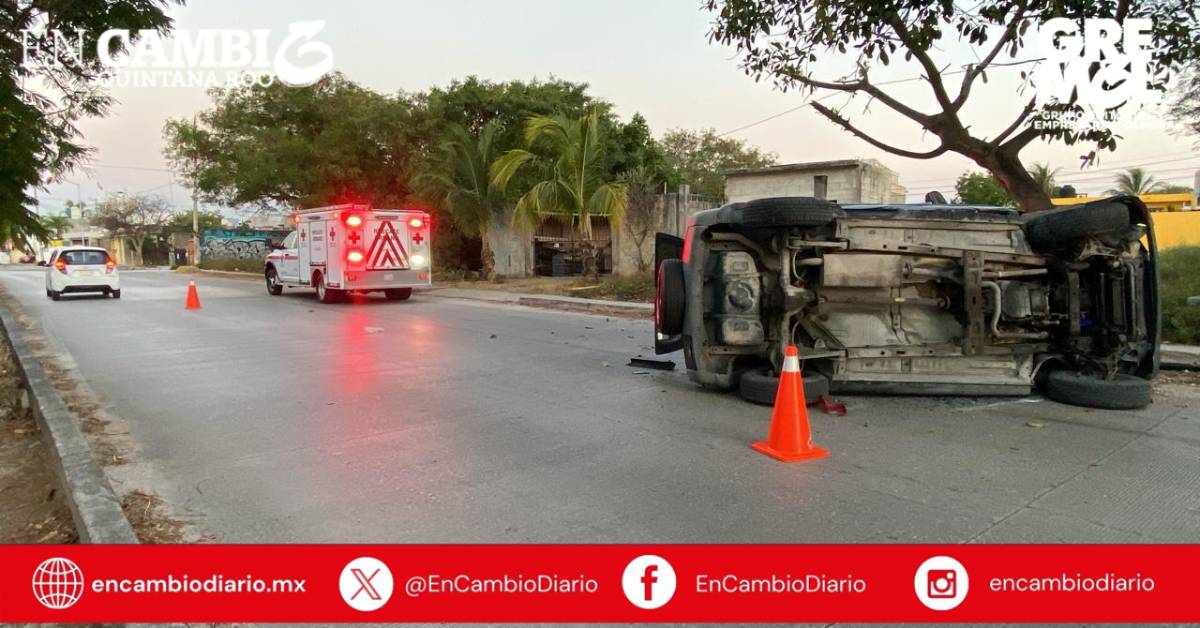 Conductor ebrio vuelca su camioneta y huye en la Sm. 209 
