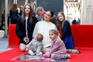 Gal Gadot recibe su estrella en Hollywood entre protestas pro Palestina e Israel