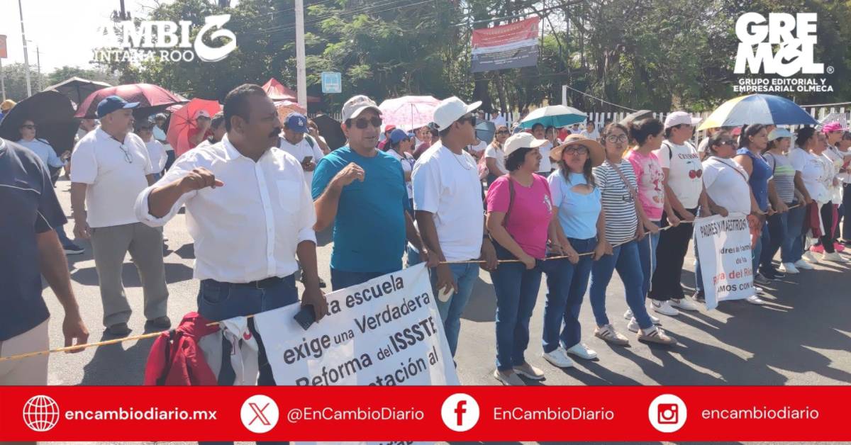 Maestros toman las instalaciones de la SEQ en Chetumal