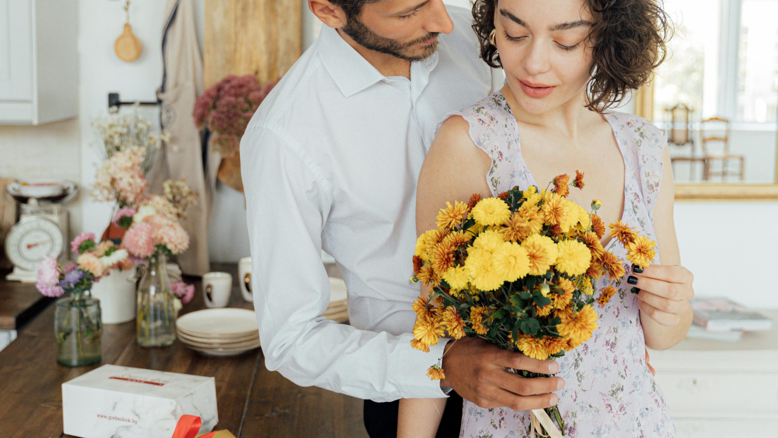 ¿Por qué se regalan flores amarillas el 21 de marzo? Una tradición que une amor, esperanza y primavera