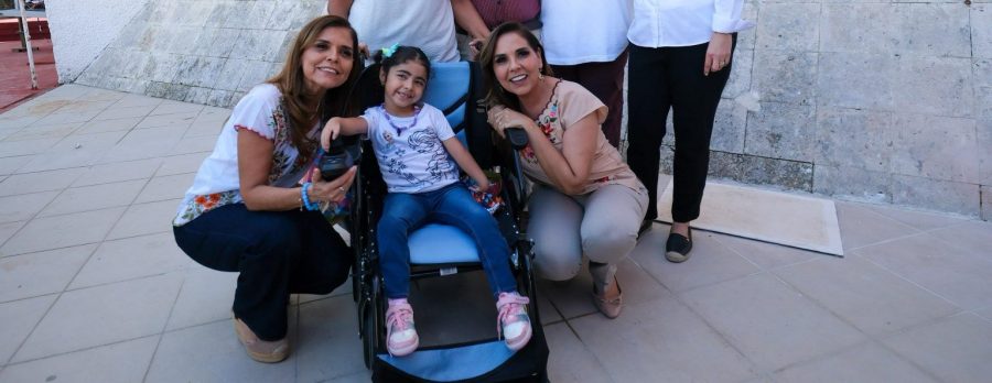Mara Lezama transforma la vida a Roxana Naima, de 6 años de edad, al entregarle su silla de ruedas eléctrica