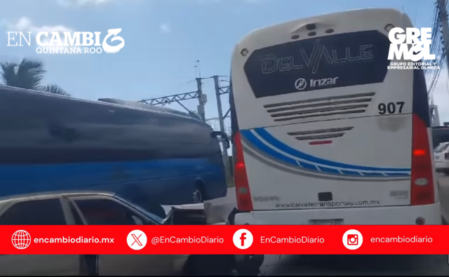 Tsuru choca contra camión Del Valle en el el Bulevar Luis Donaldo Colosio, en Cancún
