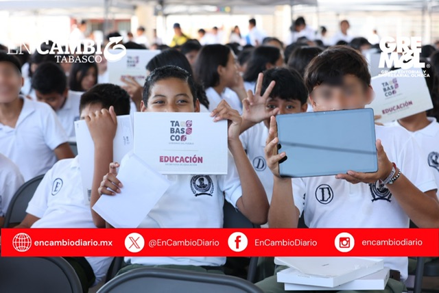 Entrega Javier May 6 mil 540 tabletas en Tenosique y Balancán