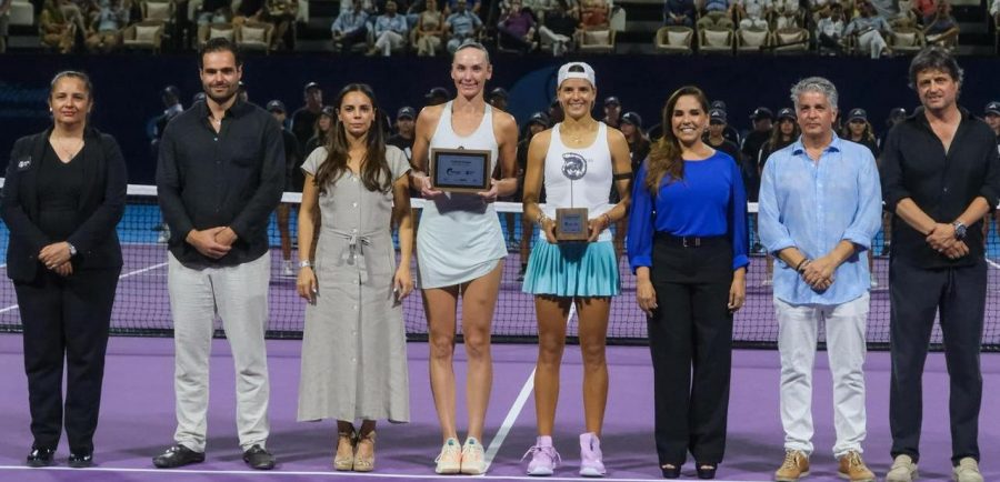 Entrega Mara Lezama premiacion del Open Tennis Cancún WTA 125 con la colombiana Emiliano Arango como campeona