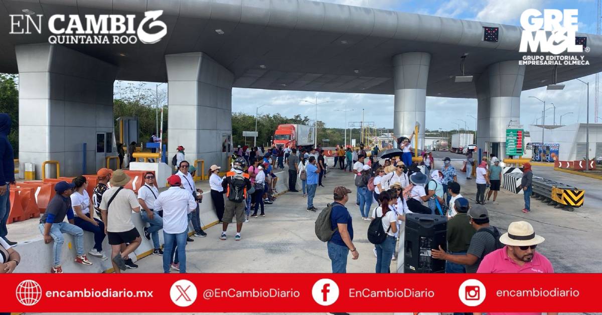 Maestros toman caseta Cancún-Mérida en protesta contra la Ley del ISSSTE