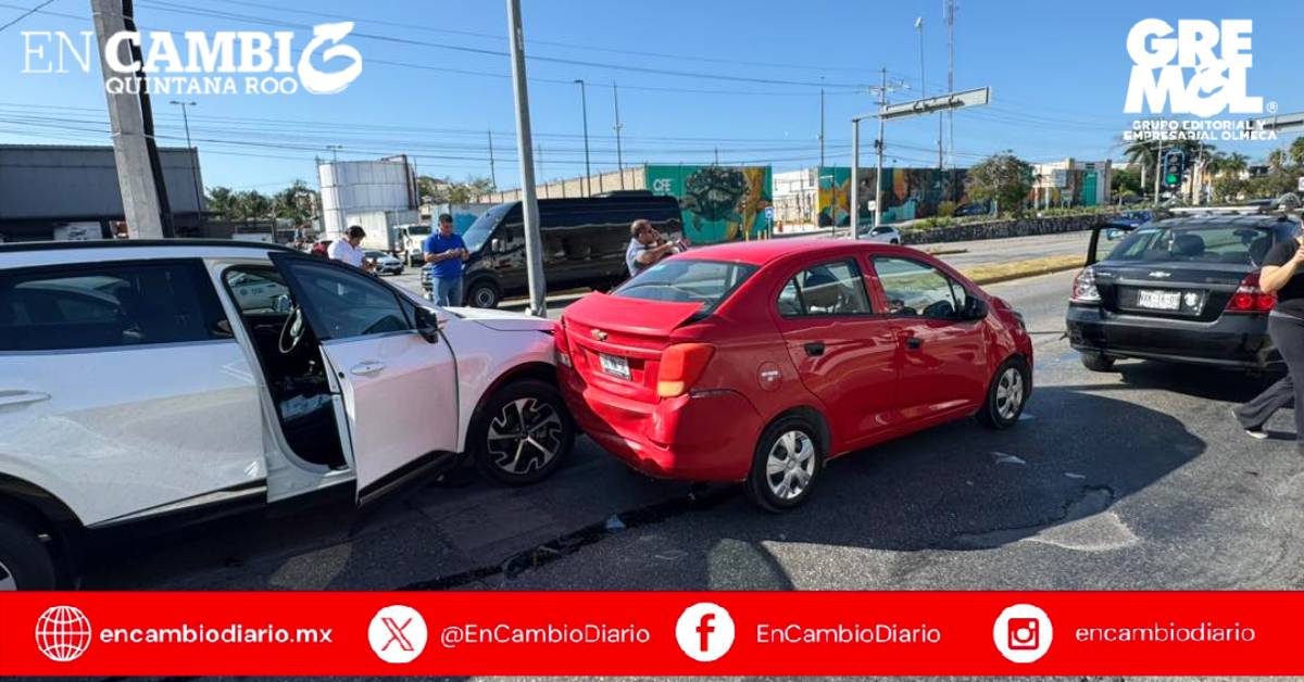 Accidente múltiple causa caos vial en carretera Playa del Carmen-Tulum