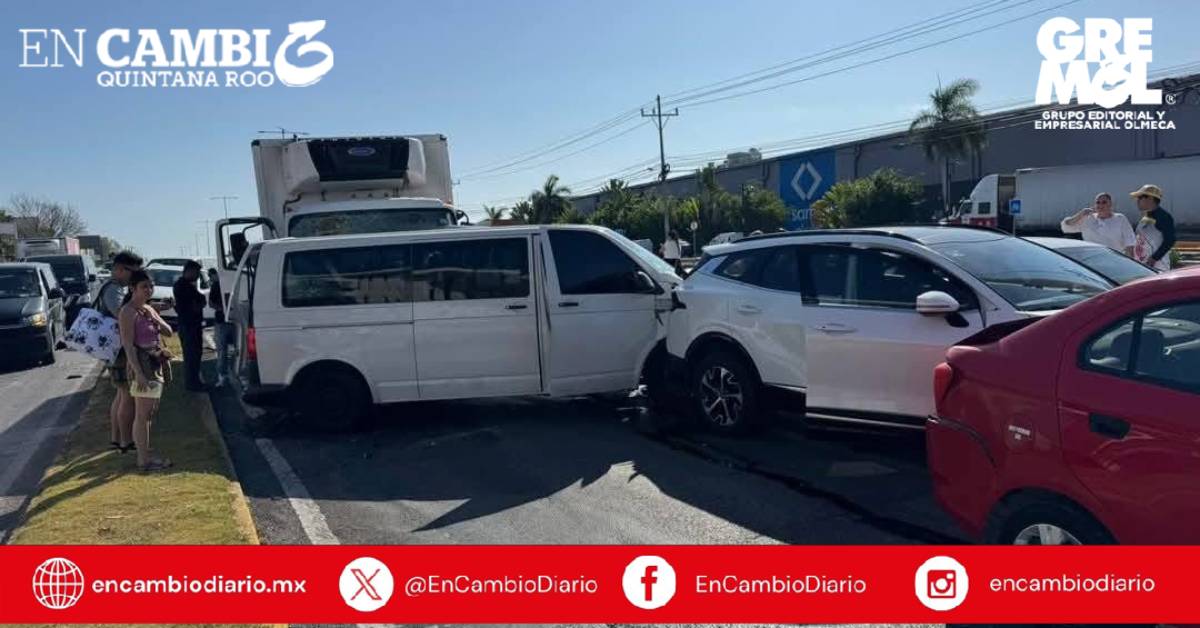 Accidente múltiple causa caos vial en carretera Playa del Carmen-Tulum