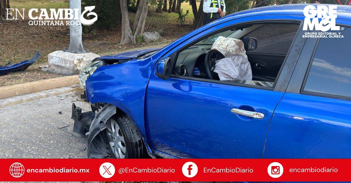 Auto choca contra base de poste en la avenida Xcaret de Cancún