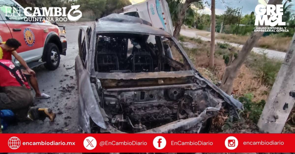 Camión de carga vuelca tras chocar contra vehículo abandonado en Cancún