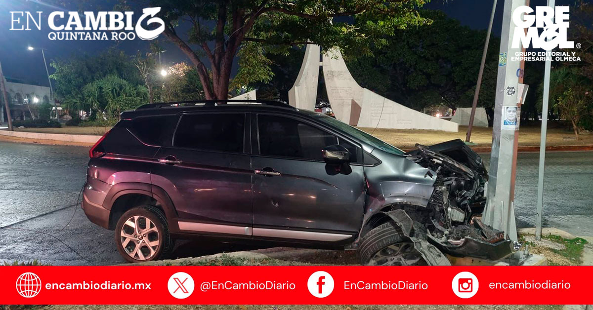 Conductor abandona vehículo tras chocar contra poste en la Av. Tulum