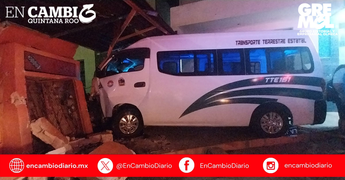 Conductor de combi del sindicato TTE provoca accidente en glorieta de La Joya