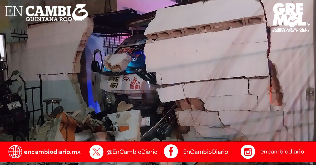 Conductor de combi del sindicato TTE provoca accidente en glorieta de La Joya