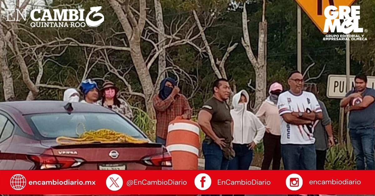 Docentes bloquean carretera Chetumal-Ucum como medida de presión