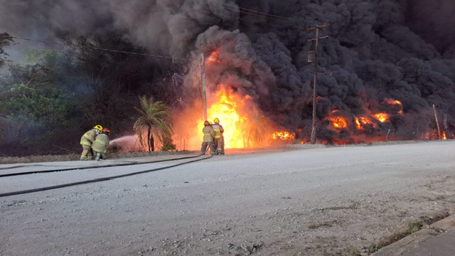 Logran autoridades de los tres órdenes de gobierno controlar incendio en Lázaro Cárdenas segunda; Protección Civil descartó riesgos para zonas habitacionales