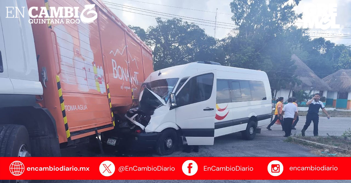 Van turística colisiona con camión repartidor a la salida del hotel Royalton