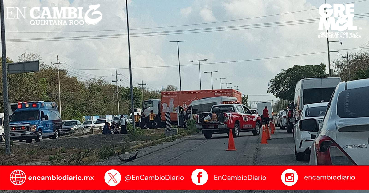 Van turística colisiona con camión repartidor a la salida del hotel Royalton