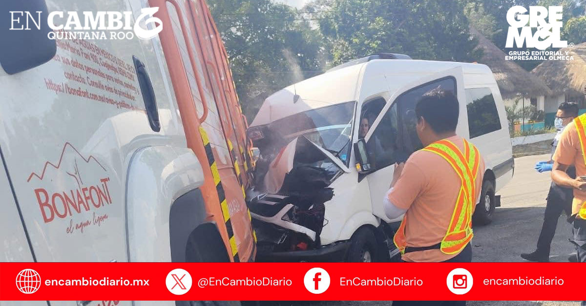 Van turística colisiona con camión repartidor a la salida del hotel Royalton
