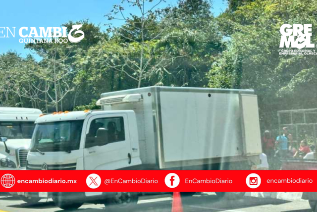 Vuelca tráiler cargado con leche en tramo Tintal–Playa del Carmen; Guardia Nacional interviene
