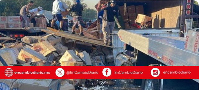 Tráiler cargado con 17 toneladas de huevo vuelca en Tlalnepantla
