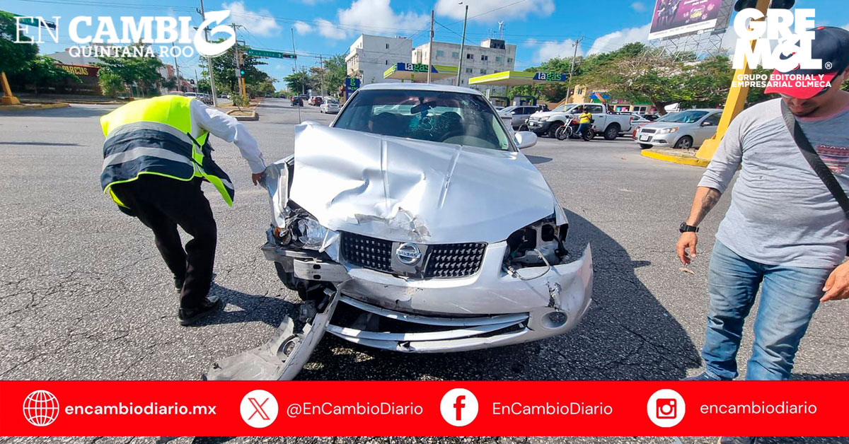 Accidente múltiple en la Sm. 50 de Cancún deja dos personas lesionadas