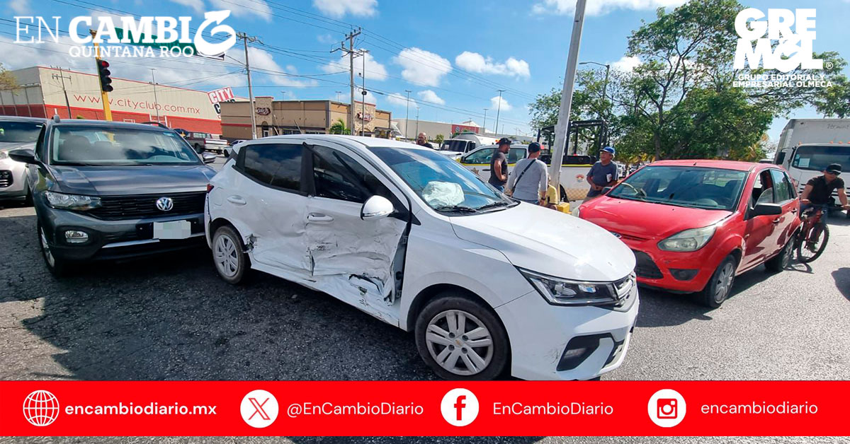 Accidente múltiple en la Sm. 50 de Cancún deja dos personas lesionadas