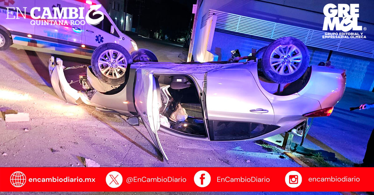 Conductor resulta lesionado tras volcar su vehículo en el bulevar Luis Donaldo Colosio, de Cancún