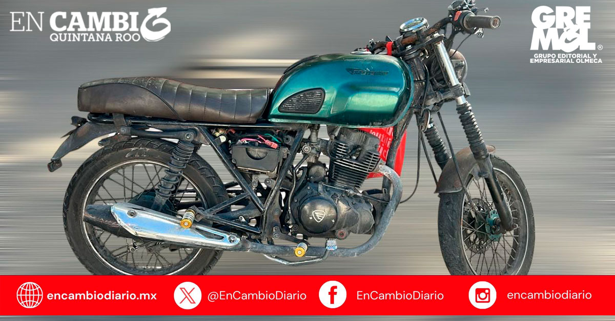  Elementos de la Secretaría de Seguridad Ciudadana detuvieron a un hombre identificado como Julio César “N” por su presunta responsabilidad en el delito de encubrimiento, luego de ser sorprendido intentando encender una motocicleta sin llave.

De acuerdo con el informe oficial, los hechos ocurrieron durante un recorrido de prevención y vigilancia en la calle 44 Poniente, entre las calles 46 Poniente y 42 Poniente, en la supermanzana 102, manzana 35, del municipio de Benito Juárez.

Los agentes observaron que el sujeto manipulaba una motocicleta marca Italika, tipo Sptfire, color verde, sin placas de circulación. Al aproximarse, el individuo mostró una actitud evasiva y nerviosa, por lo que se le practicó una revisión provisional preventiva.

Tras verificar los datos del vehículo con el sistema del Complejo de Seguridad C5, se confirmó que la unidad contaba con un reporte de robo vigente desde el 28 de enero de 2025.

Ante esta situación, el sujeto fue detenido y, junto con la motocicleta, puesto a disposición de la Fiscalía General del Estado para el deslinde de responsabilidades correspondientes.