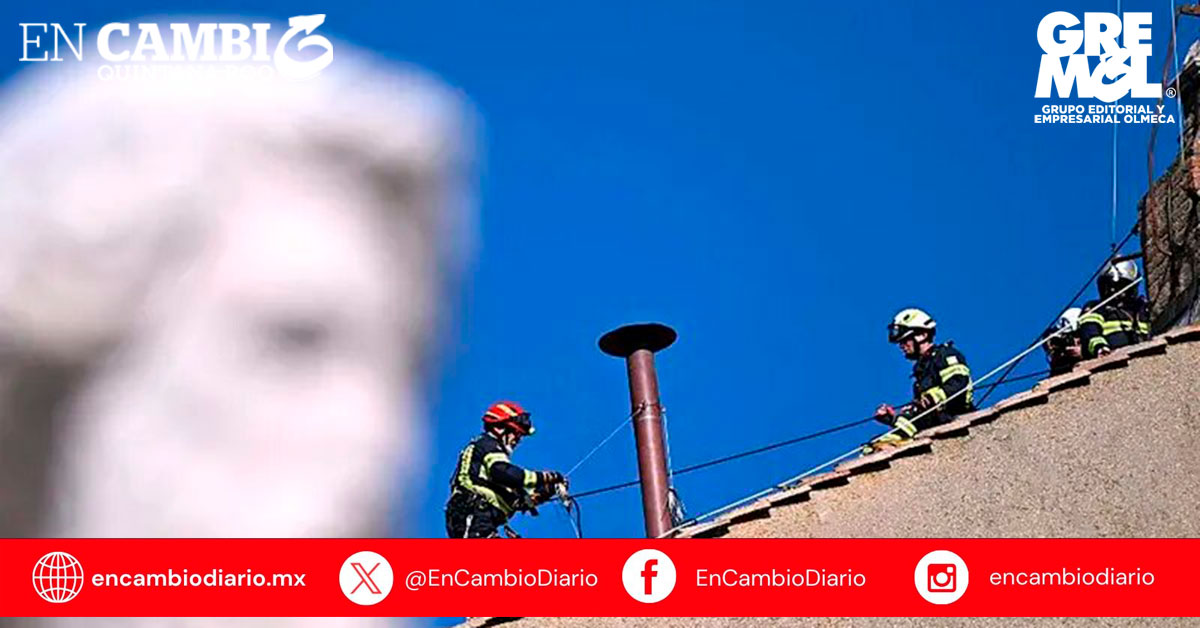 Vaticano instala chimenea para anunciar la elección del nuevo papa