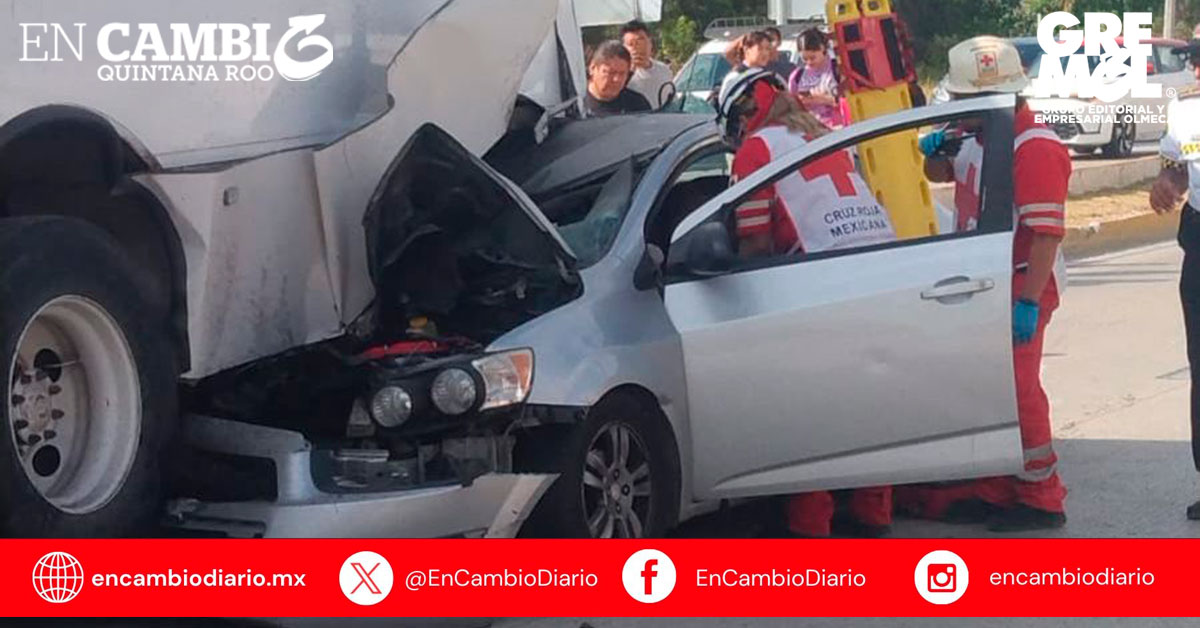 Vehículo queda incrustado bajo camión en la Colosio, en Cancún ; hay dos lesionados
