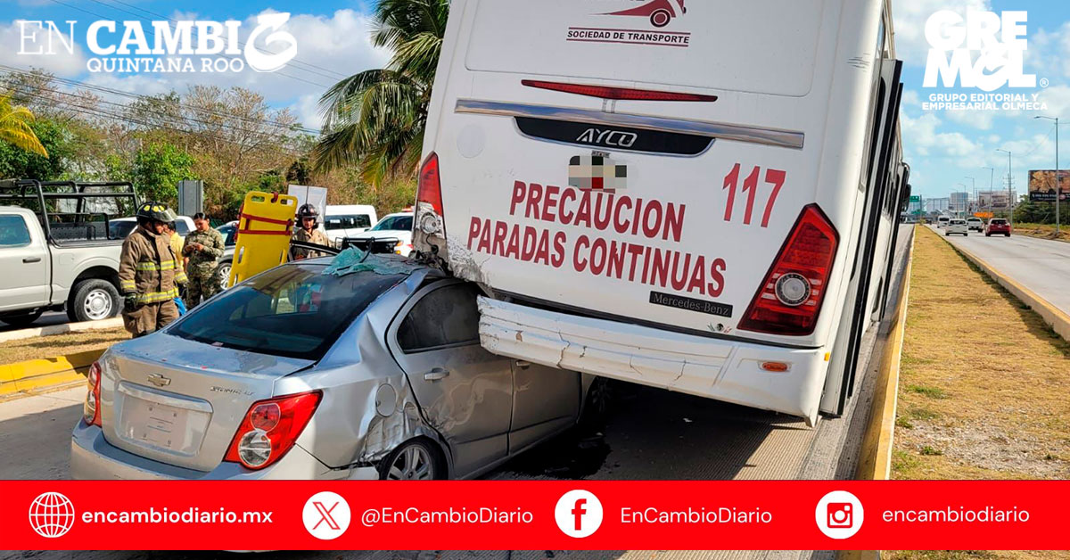 Vehículo queda incrustado bajo camión en la Colosio, en Cancún ; hay dos lesionados