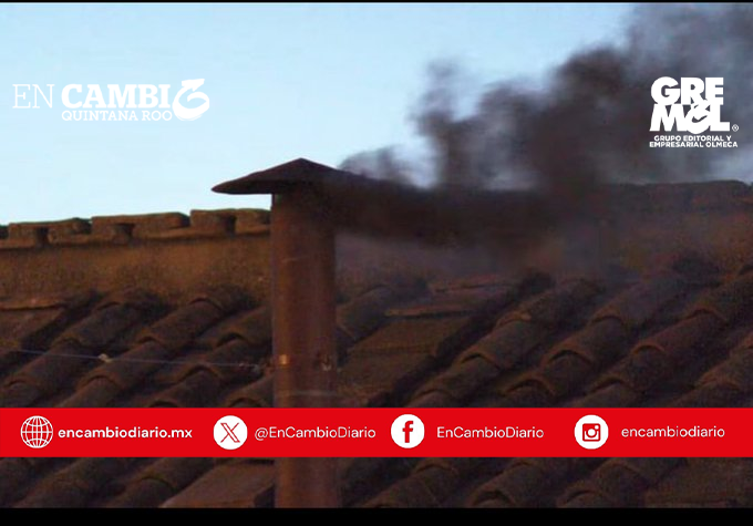 Sale primera fumata negra desde la chimenea de la Capilla Sixtina