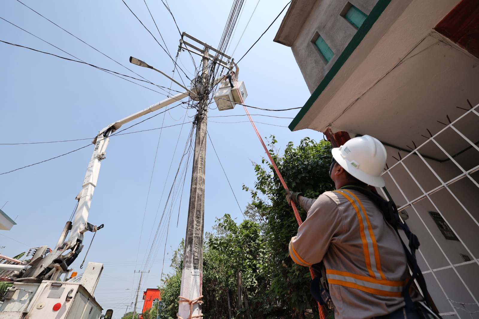 Atienden red eléctrica en Tabasco y se pone fin a rutina de apagones