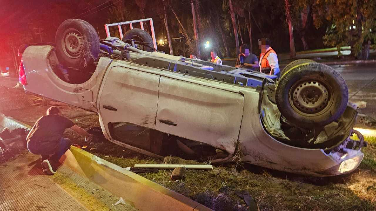 Camioneta vuelca en boulevard Colosio