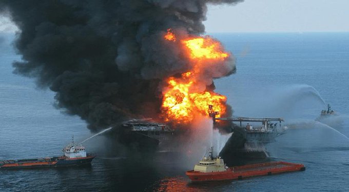 Barco chino se incendia: ¡3,000 autos perdidos!