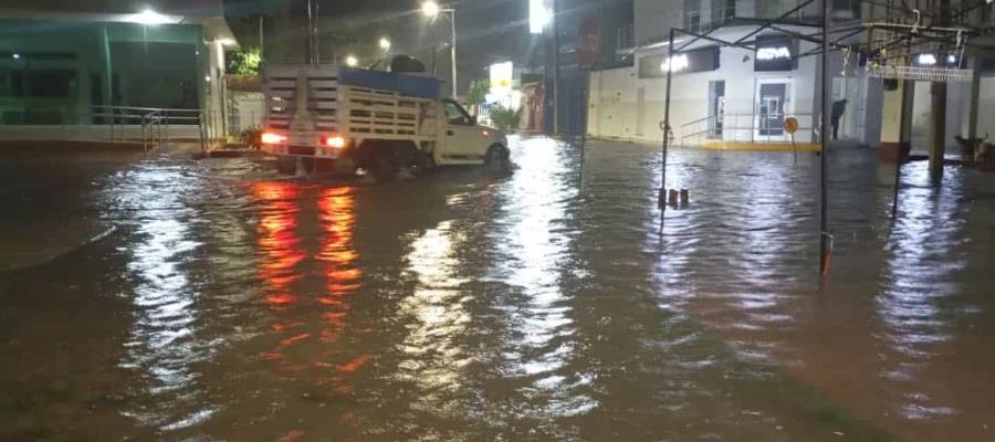 Diluvio en Jonuta afecta viviendas y comercios.