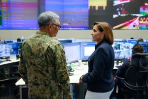 Mara Lezama Espinosa con el Almirante Secretario de Marina, Raymundo Pedro Morales Ángeles, recorrió las instalaciones del Complejo de Seguridad C5 en Cancún