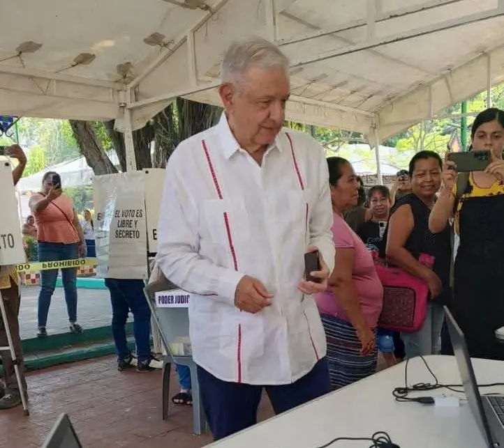 AMLO votando en casilla electoral en Palenque