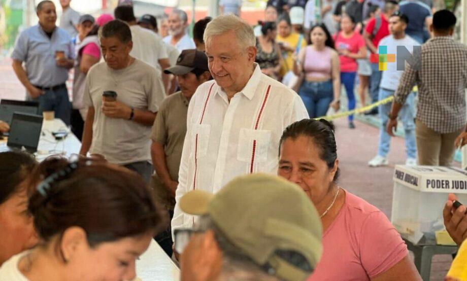 López Obrador acudió a votar a una casilla ubicada en Palenque, Chiapas.