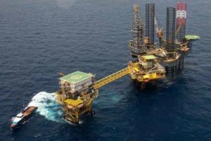 La estructura marítima, identificada como la plataforma petrolera autoelevable "West Titania"
