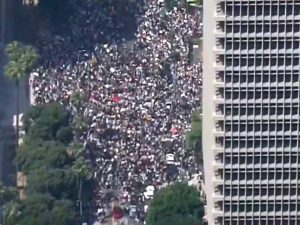 Manifestantes en LA exigen cambios en la política migratoria del país